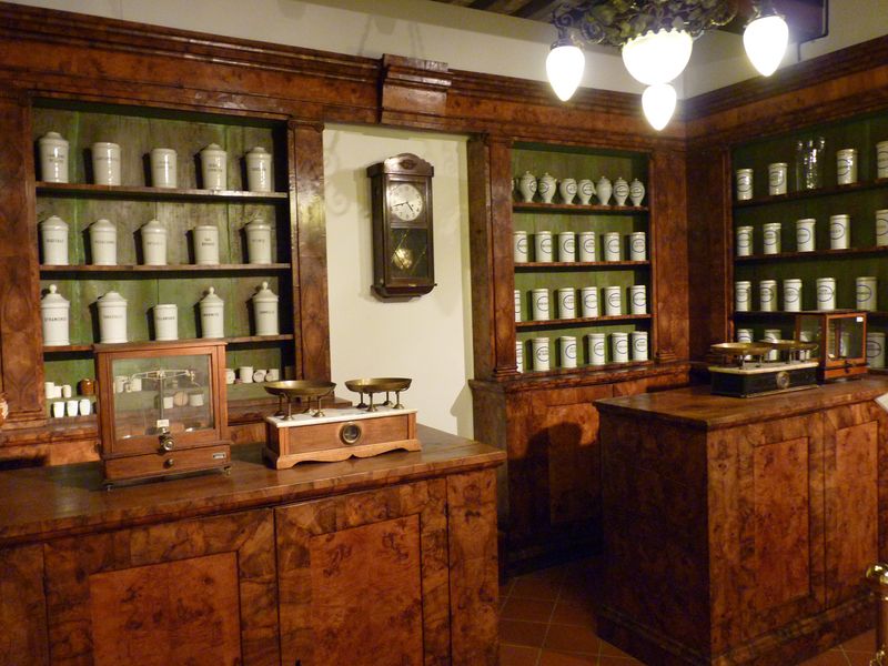 Sala con l'antica Farmacia dell'Ospedale con gli arredi e il corredo di vasi.